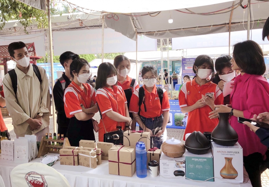 HTX Sản xuất, thương mại, dịch vụ tinh dầu và lược liệu Hena (TP. Buôn Ma Thuột) tham gia trưng bày sản phẩm tại Ngày hội khởi nghiệp đổi mới sáng tạo tỉnh Đắk Lắk năm 2022.