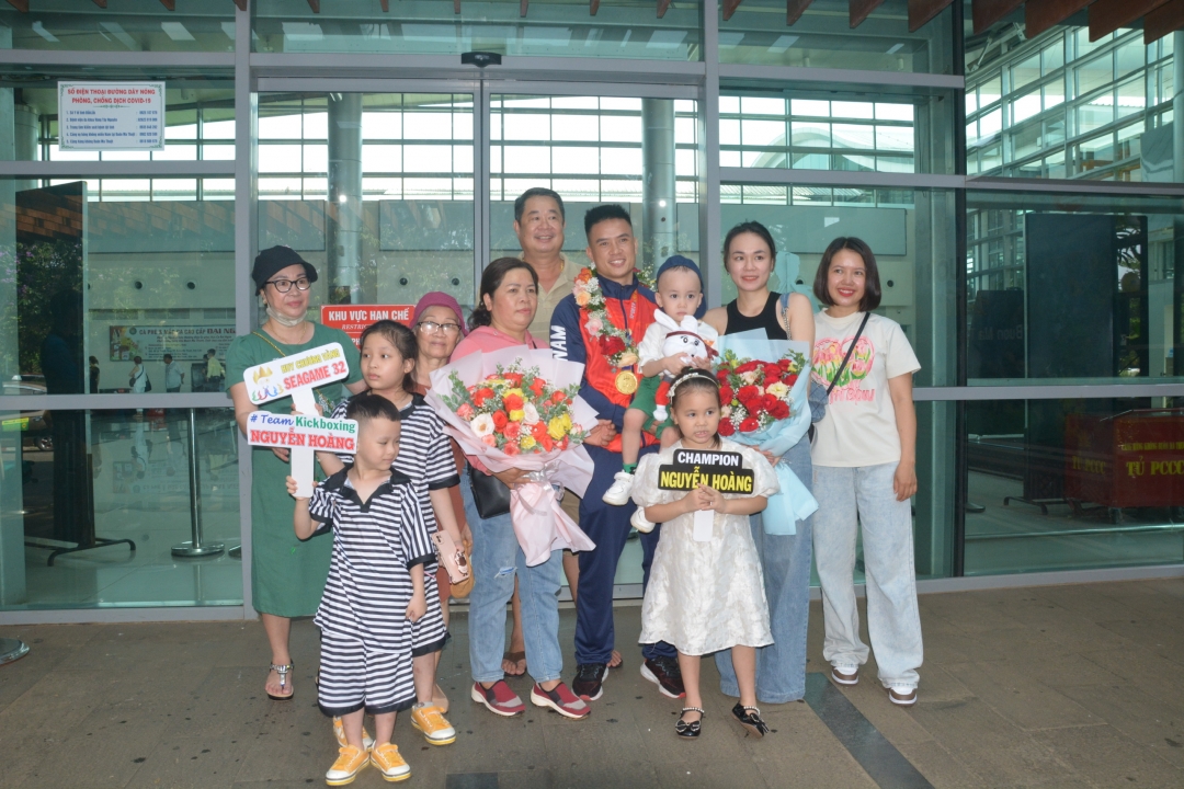 Gia đình võ sĩ Nguyễn Hoàng chào đón nhà vô địch kick boxing trở về sau SEA Games 32.