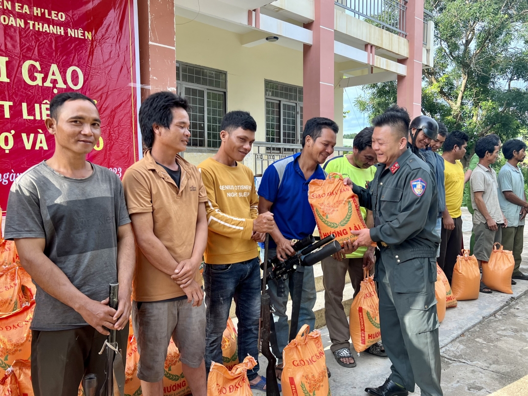 Thướng tá Nguyễn Công Hoà, Trưởng Công An huyện Ea Hleo tặng quà cho các trường hợp giao nộp vũ khí.