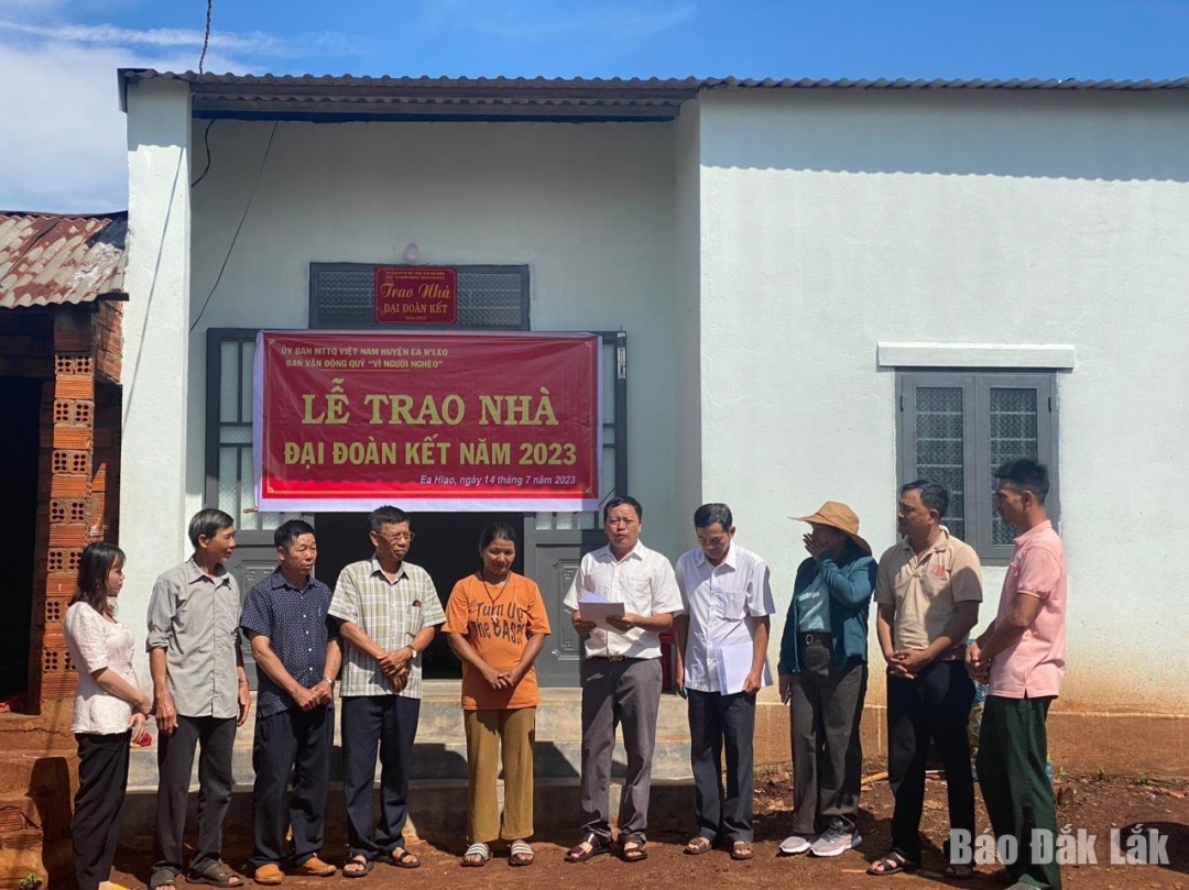 Trao nhà Đại đoàn kết tặng gia đình bà Nay HNin.