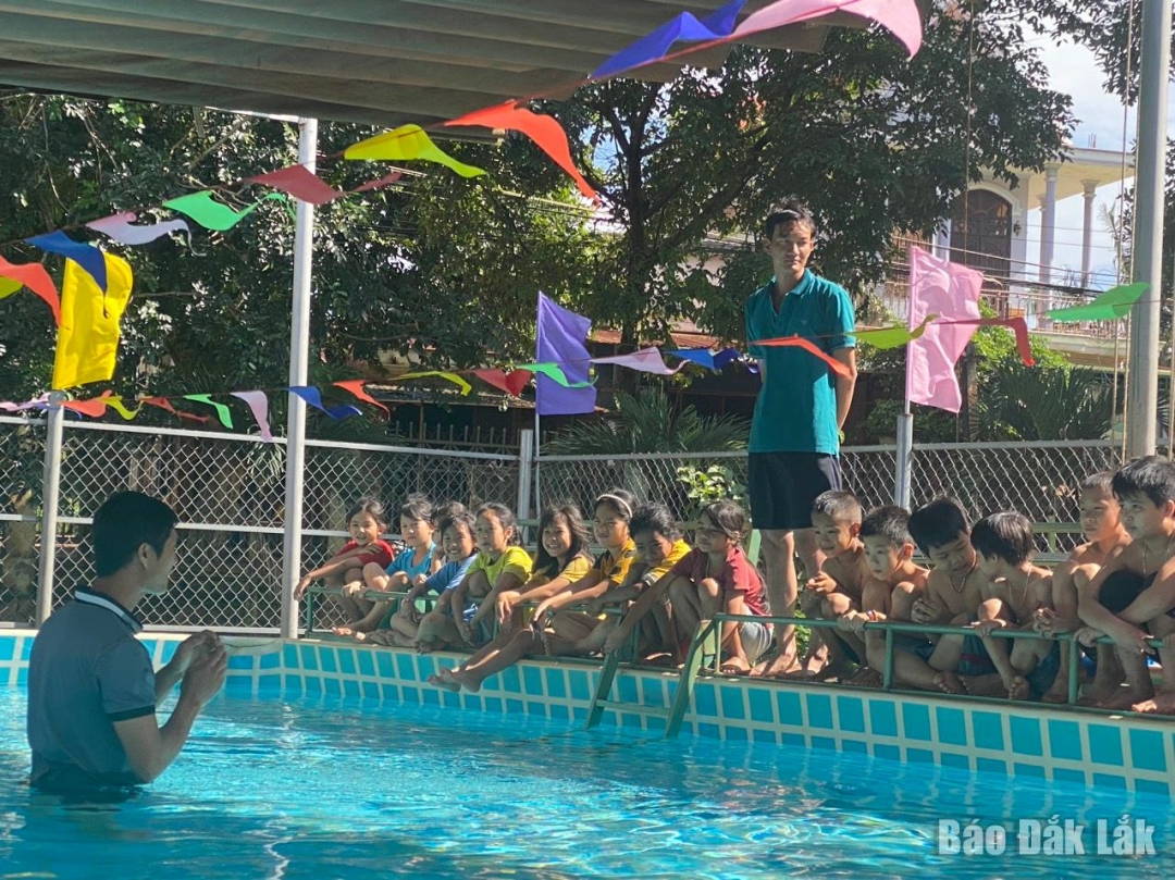 Hướng dẫn kỹ năng bơi cho trẻ em.