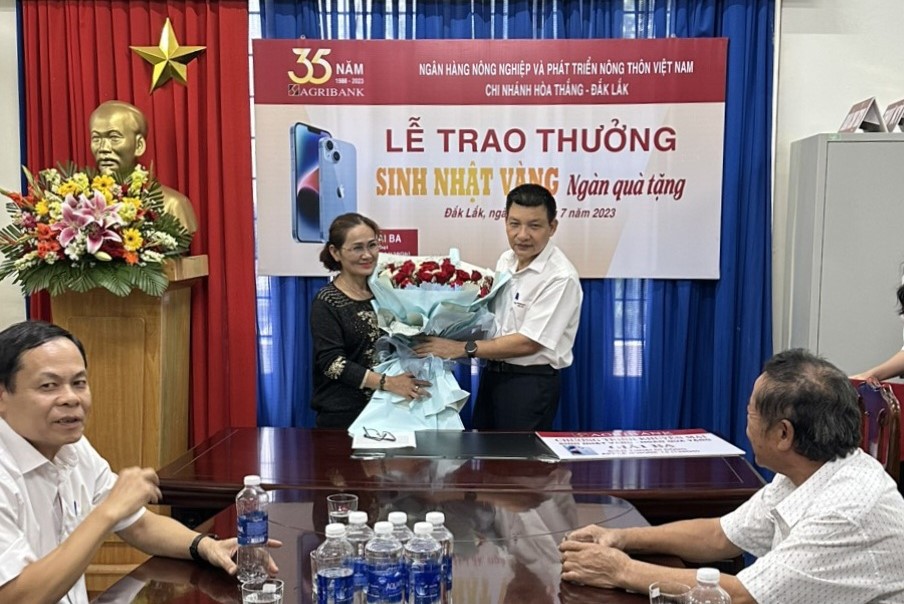 Khách hàng Nguyễn Thị Thanh Liên nhận giải thưởng của  chương trình khuyến mại “Sinh nhật vàng – Ngàn quà tặng”.