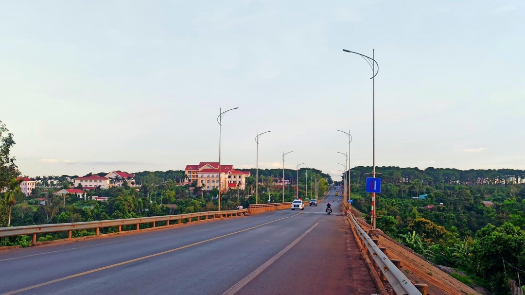 Một gốc Trung Tâm hành chính huyện Krông Búk nhìn từ Quốc lộ 14 đoạn qua xã Cư Né.
