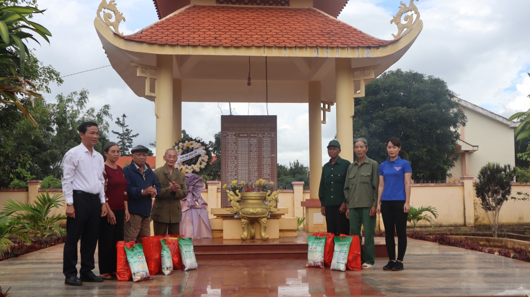 Đại diện Tỉnh Đoàn tặng quà tri ân các gia đình chính sách trên địa bàn xã Dliê Ya.