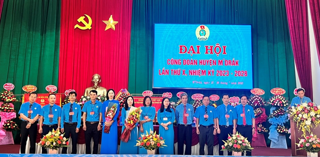 Ban Chấp hành LĐLĐ huyện M’Drắk khóa X, nhiệm kỳ 2023 - 2028 và đoàn đại biểu dự đại hội cấp trên ra mắt đại hội.