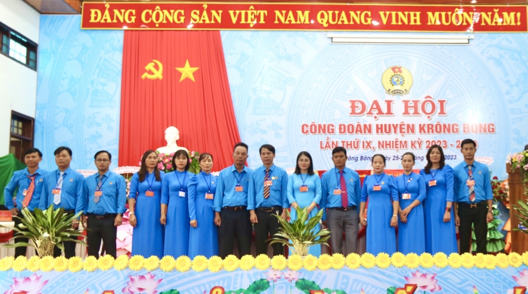 Ban Chấp hành LĐLĐ huyện Krông Pắc khóa XI, nhiệm kỳ 2023 - 2028 và đoàn đại biểu dự đại hội cấp trên ra mắt đại hội. 