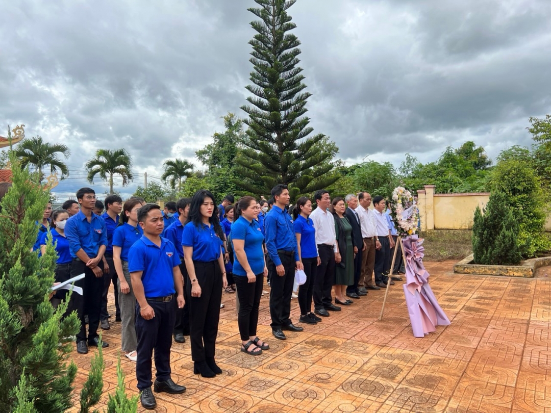 Đoàn viên Thanh niên huyện Krông Búk tham gia viếng Nghĩa trang liệt sĩ xã Dlie Y