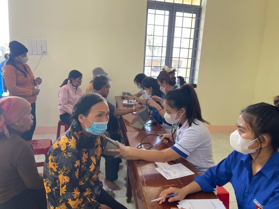 Đoàn viên, Thanh niên Liên Chi đoàn Trung Tâm Y tế huyện Krông Búk khám sức khoẻ cho thân nhân gia đình có công.
