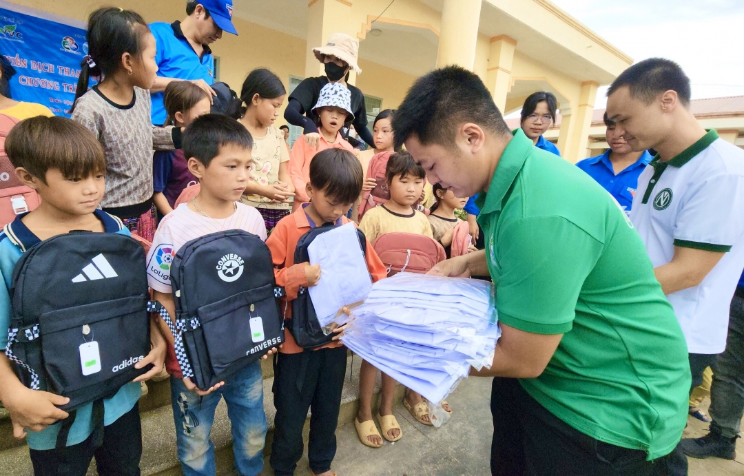 Các đơn vị tặng quà cho học sinh điểm Trường thôn Cư Đhắt (Trường Tiểu học Yang Hăn).