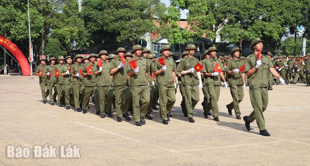 Lực lượng tham gia bảo vệ ANTT ở cơ sở diễu hành ra mắt.