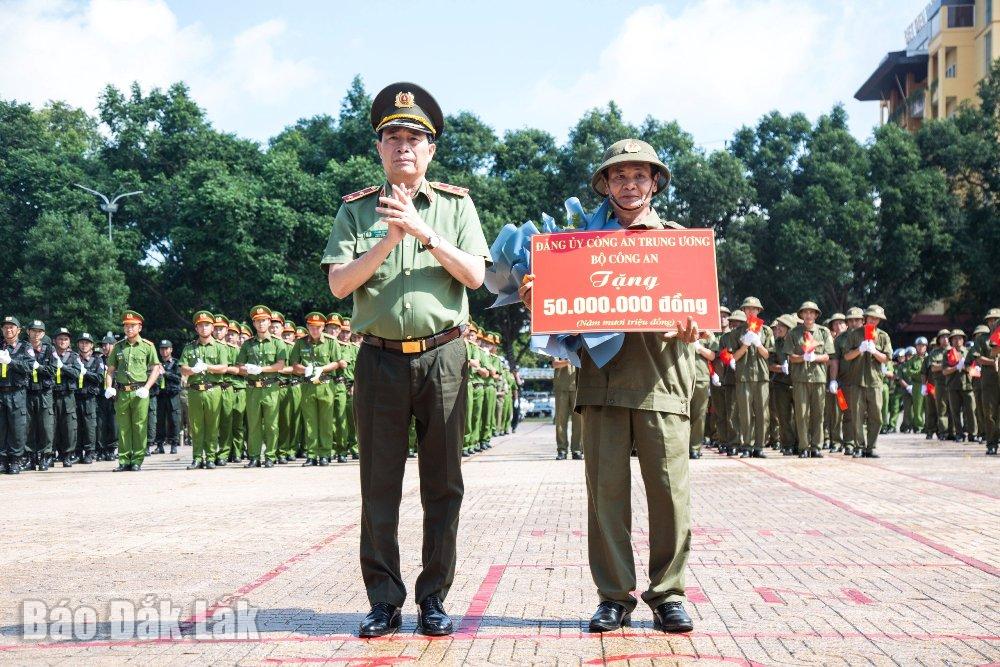 Thứ trưởng Bộ Công an - Trung tướng Lê Quốc Hùng trao quà tặng lực lượng bảo vệ ANTT ở cơ sở của tỉnh.