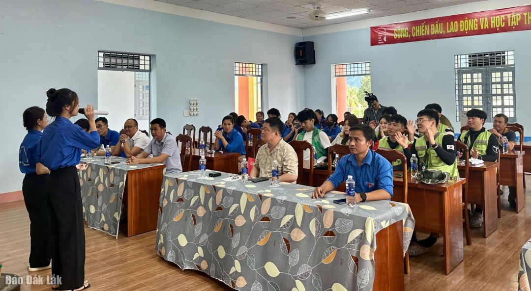 Đoàn tình nguyện viên của Hội làng mới tỉnh Jeonbuk làm việc với Huyện Đoàn Krông Bông.