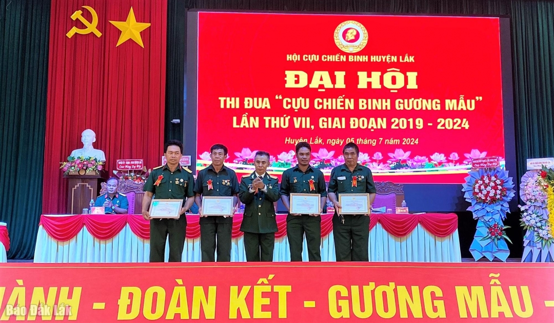 Khánh Huyền
Hội Cựu chiến binh huyện Lắk tặng Giấy khen cho tập thể có thành tích xuất sắc trong phong trào thi đua “CCB gương mẫu” giai đoạn 2019 - 2024.
