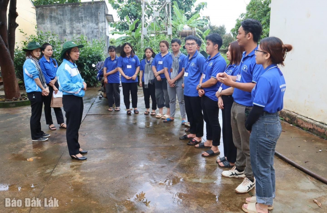 Bí thư Tỉnh Đoàn H Giang Niê thăm hỏi đội hình thanh niên tình nguyện Mùa hè xanh tại mặt trận huyện Cư Mgar.