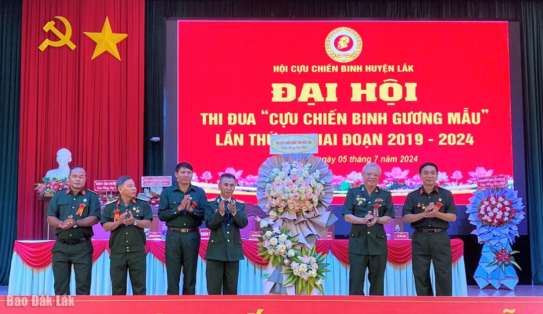 Đại diện Hội Cựu chiến binh tỉnh Đắk Lắk tặng hoa chúc mừng đại hội. 