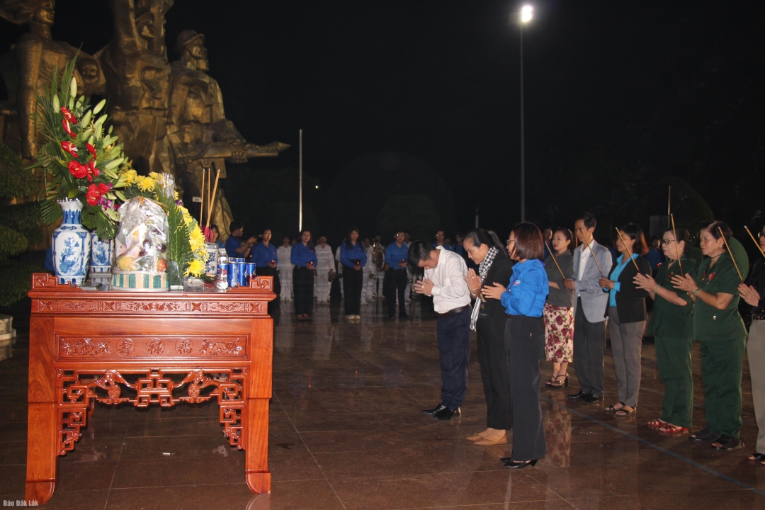 Lãnh đạo tỉnh dâng hương tưởng niệm các anh hùng liệt sĩ.