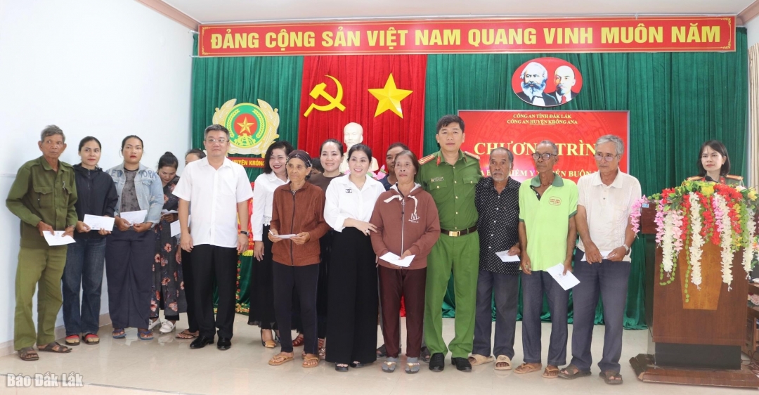 Lãnh đạo huyện Krông Ana cùng các tập thể, cá nhân trao thẻ Bảo hiểm y tế và quà cho đồng bào dân tộc thiểu số có hoàn cảnh khó khăn. 