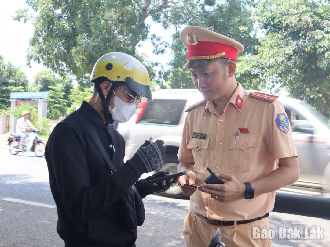 Cán bộ Phòng Cảnh sát giao thông (Công an tỉnh) kiểm tra giấy tờ xe người tham gia giao thông qua ứng dụng VNeID.