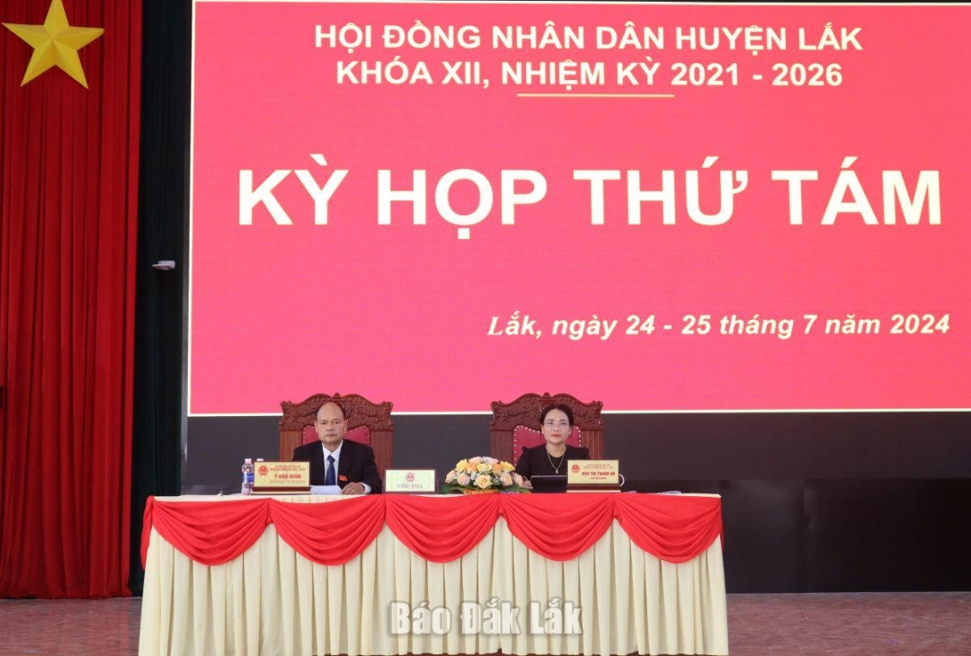 Phó Bí thư Thường trực Huyện ủy, Chủ tịch HĐND huyện Lắk Đào Thị Thanh An và Phó Chủ tịch HĐND huyện Y Săn Ayun đồng chủ trì kỳ họp.