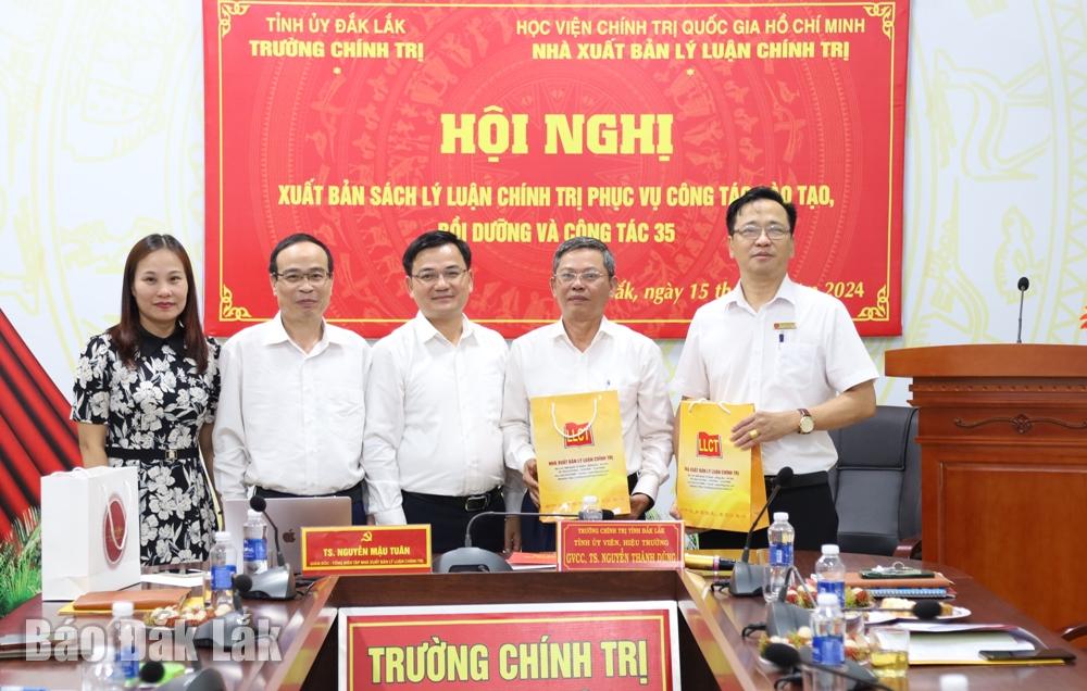 Lãnh đạo Nhà xuất bản Lý luận chính trị trao xuất bản phẩm tặng Trường Chính trị Đắk Lắk.