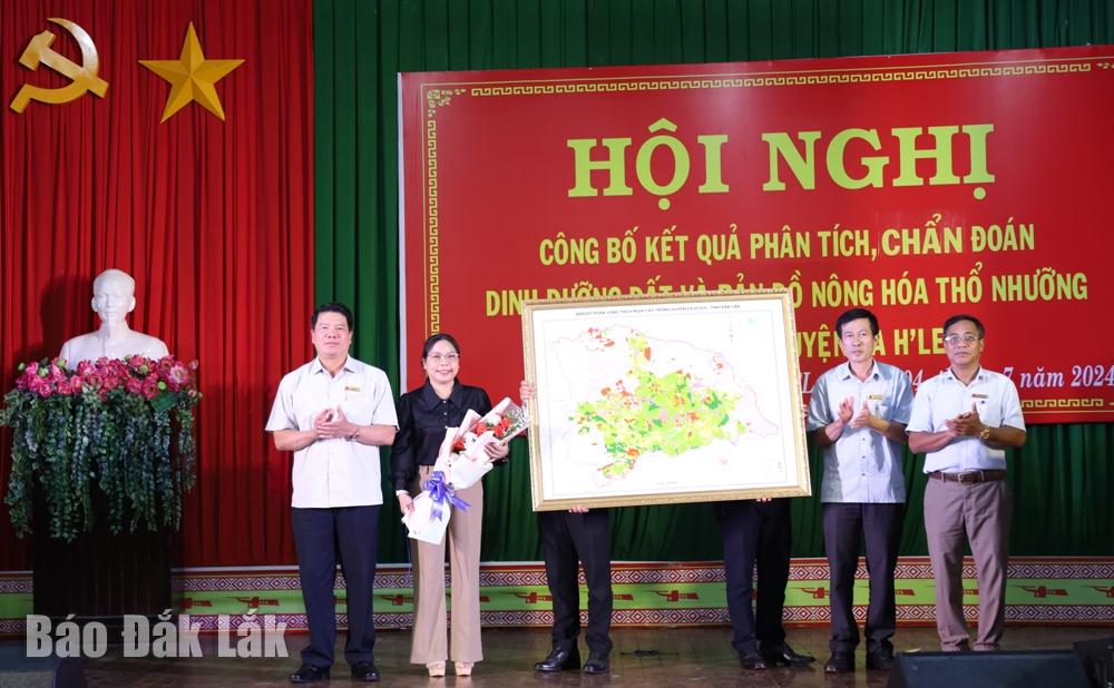 UBND huyện Ea Hleo công bố bản đồ nông hóa thổ nhưỡng của huyện.