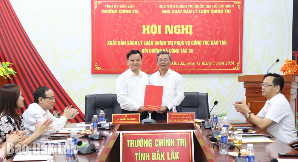 Lãnh đạo hai bên ký Biên bản ghi nhớ hợp tác. Ảnh: L. Thành