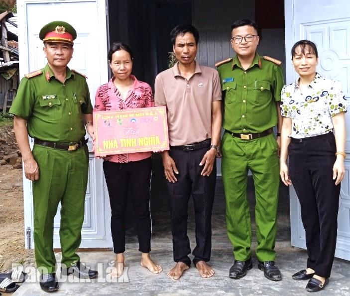 Đại diện lãnh đạo Công an huyện Krông Bông trao nhà tình nghĩa tặng gia đình có hoàn cảnh có khăn tại xã Yang Reh.