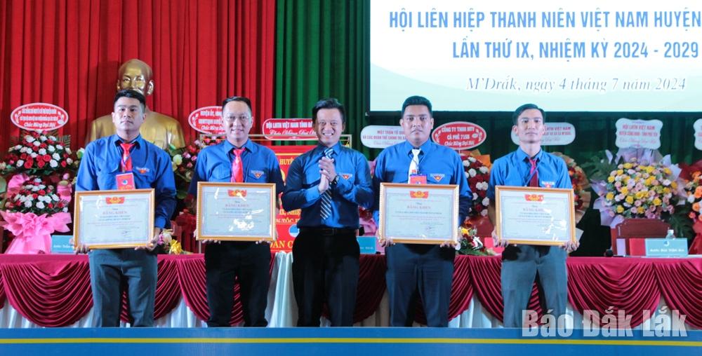 Đại diện Hội LHTN Việt Nam tỉnh trao bằng khen tặng các tập thể có thành tích xuất sắc.