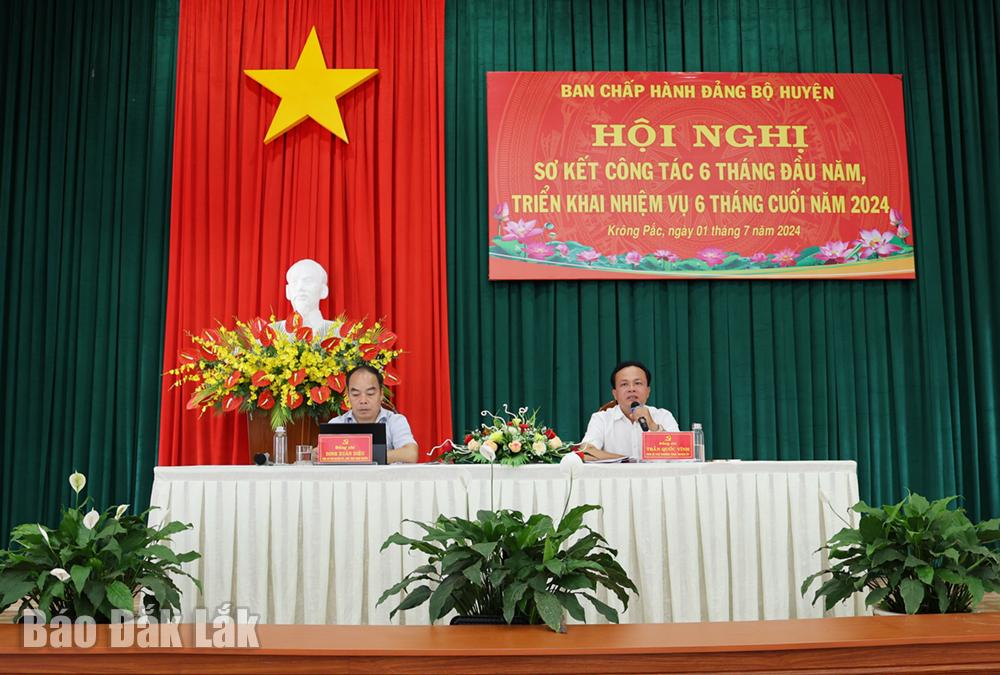 Các đồng chí chủ trì Hội nghị Ban Chấp hành Đảng bộ huyện Krông Pắc lần thứ 28 (mở rộng).