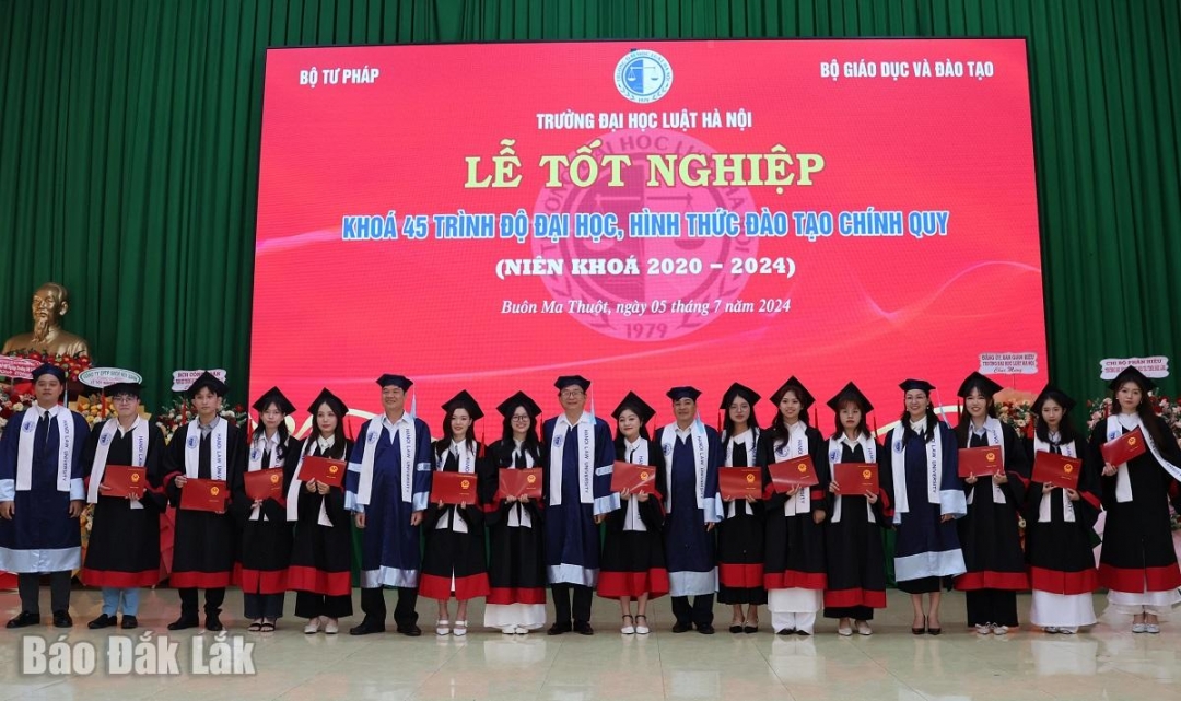 Tân cử nhân Trường Đại học Luật Hà Nội nhận bằng tại Lễ tốt nghiệp.