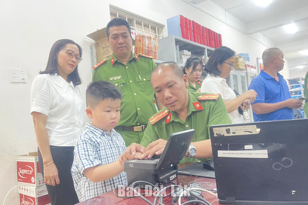 Công an huyện Krông Pắc thu nhận mẫu vân tay của một công dân 6 tuổi.