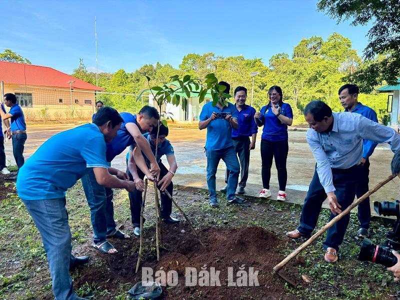 Đại diện Ban Dân vận Tỉnh uỷ và Đoàn Khối các cơ quan và doanh nghiệp tỉnh trồng cây xanh cảnh quan tại khuôn viên Công ty Dakmoruco, tỉnh Mondulkiri, Vương quốc Campuchia