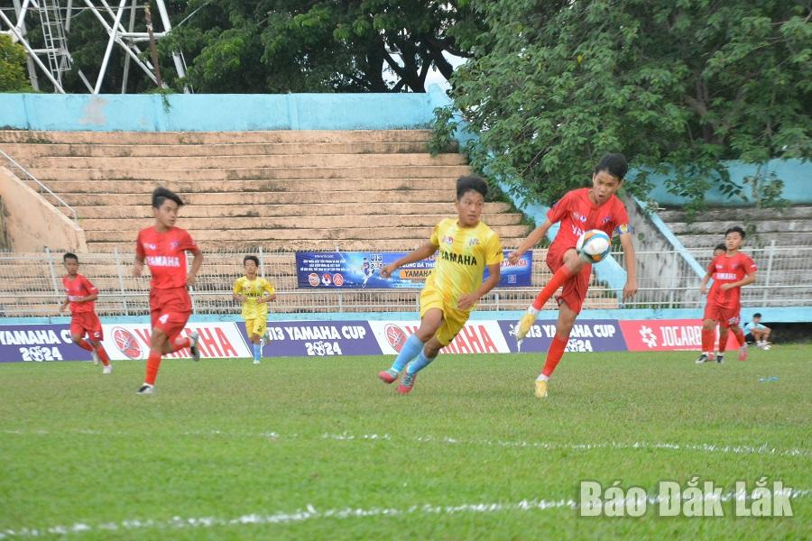 Xuân Tiến (trang phục vàng) có bàn thắng, mở tỷ số cho đội nhà.