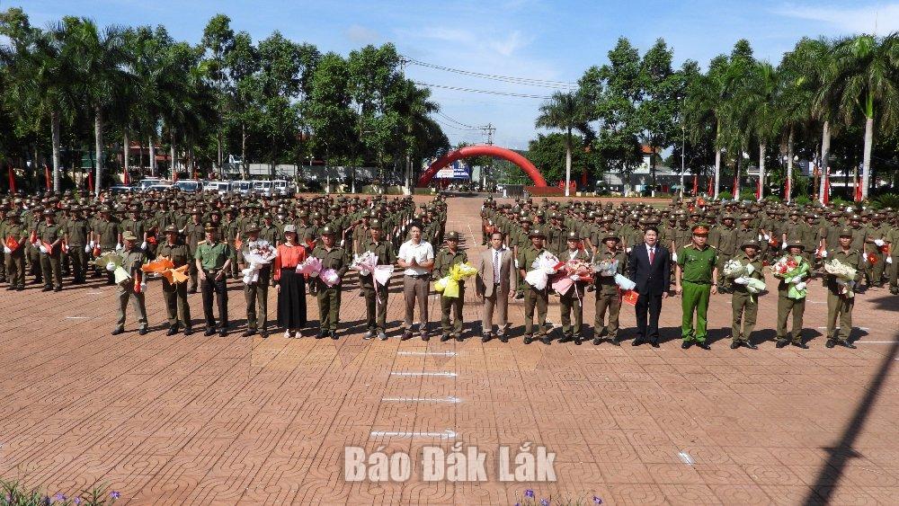 Lực lượng tham gia bảo vệ ANTT ở cơ sở tại huyện Ea Hleo trong buổi lễ ra mắt.