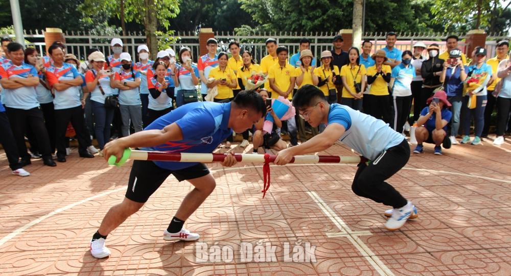 Các VĐV tranh tài ở môn Đẩy gậy.