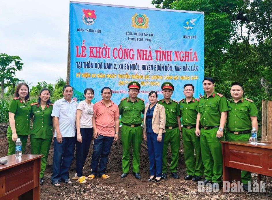 Đại diện Phòng Cảnh sát kinh tế và các đơn vị tham dự lễ khởi công xây dừng nhà tình nghĩa cho đồng chí Vi Việt Dũng (thôn Hòa Nam 2, xã Ea Nuôl, huyện Buôn Đôn).