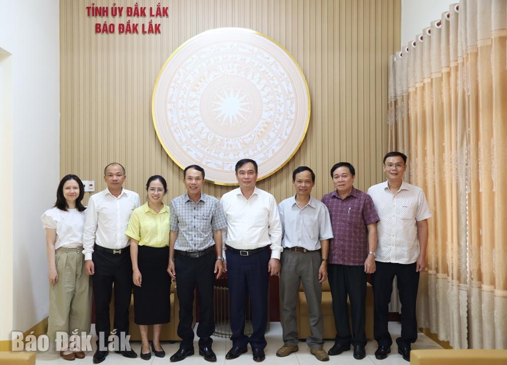 Đòa công tác chụp ảnh lưu niệm với lãnh đạo Báo Đắk Lắk sau buổi làm việc.