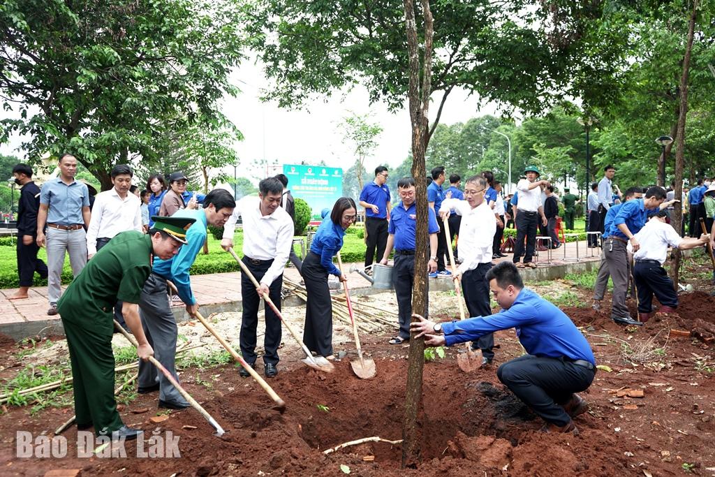 Các đại biểu trồng cây xanh sau lễ phát động