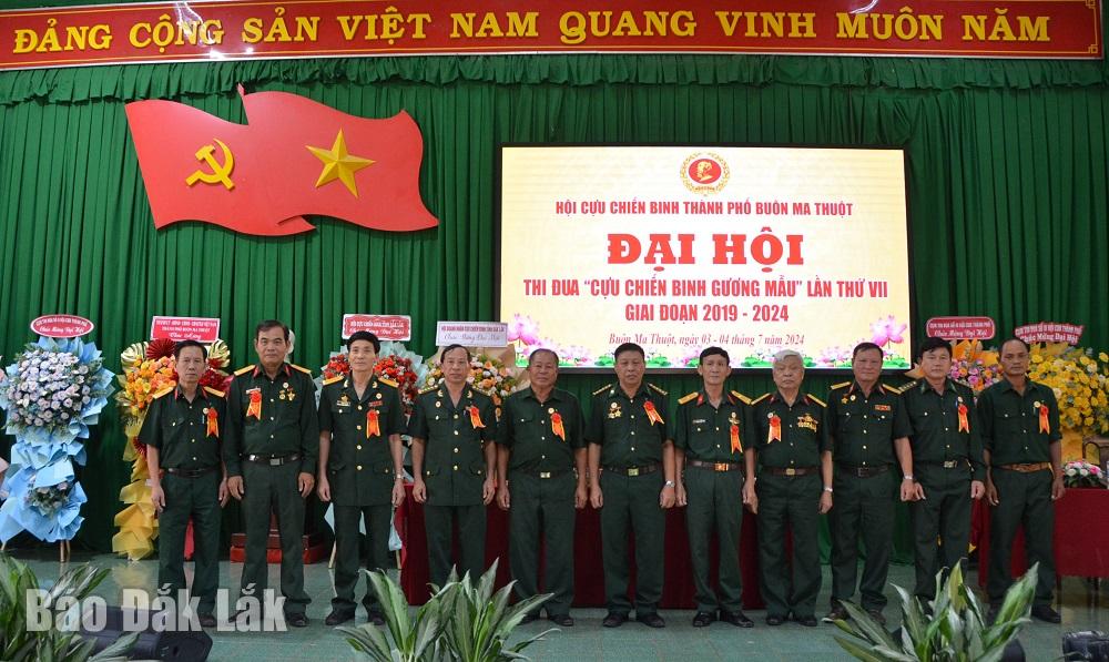 Đoàn đại biểu tham dự Đại hội thi đua “Cưu chiến binh gương mẫu” tỉnh Đắk Lắk lần thứ VII, giai đoạn 2019 - 2024 ra mắt Đại hội.