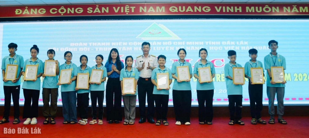 Đại diện Tỉnh Đoàn và Học viện Hải quân Việt Nam trao Giấy chứng nhận cho các học viên. (Ảnh Tỉnh Đoàn cung cấp)