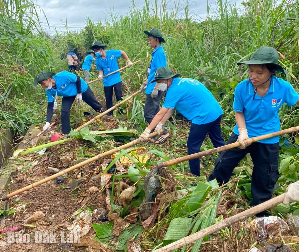 Thanh niên tình nguyện Mùa hè xanh tại mặt trận huyện Krông Pắc tham gia dọn vệ sinh