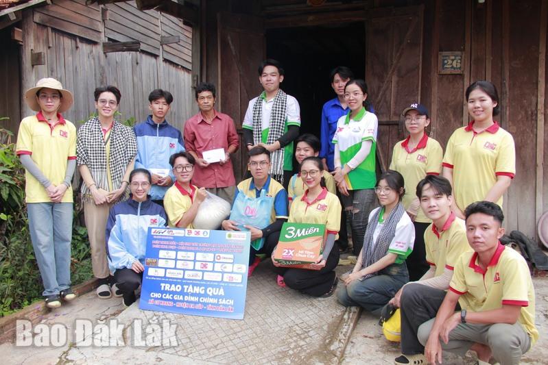 Trao quà cho gia đình có công với cách mạng nhân dịp Ngày Thương binh liệt sĩ 27/7