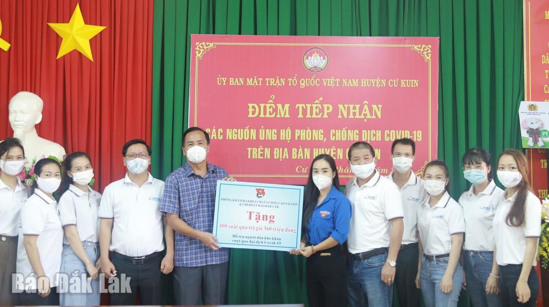 Phòng khám đa khoa chất lượng cao Sài Gòn, Chi Đoàn Báo Đắk Lắk trao 400 suất quà hỗ trợ người dân gặp khó khăn trên địa bàn huyện Cư Kuin.