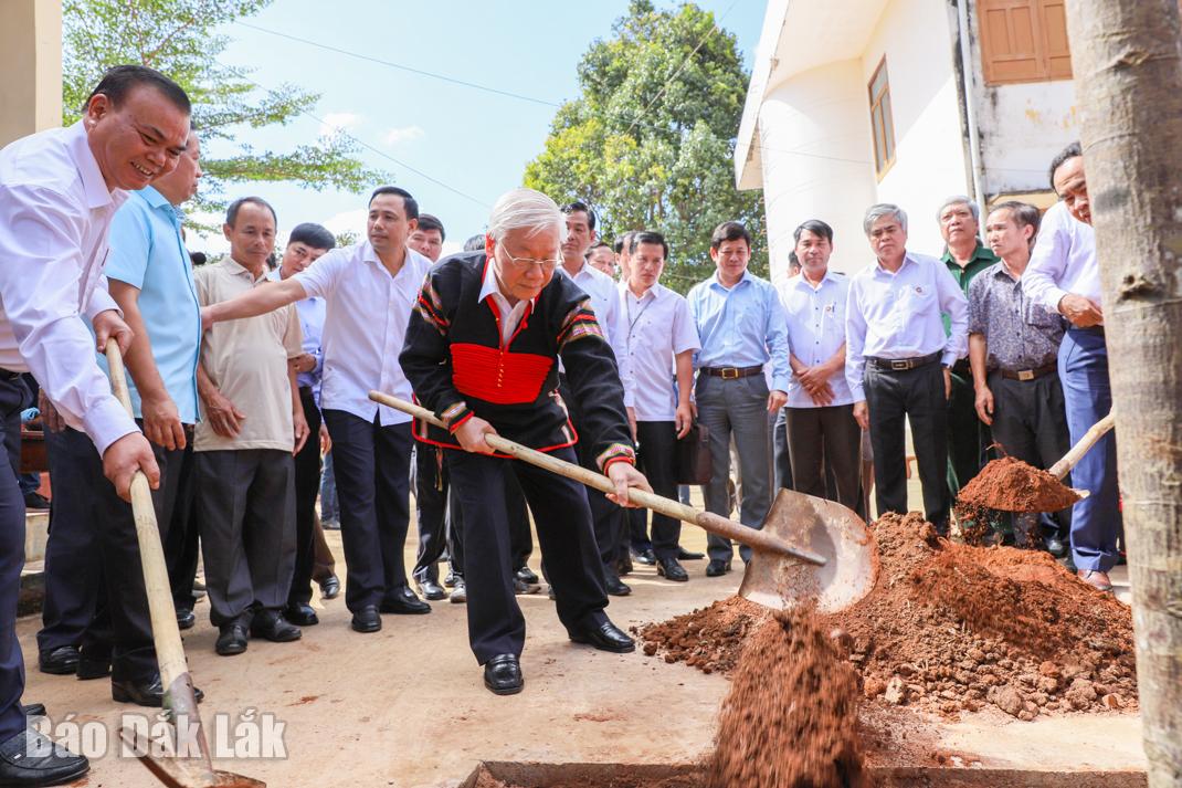 Trồng cây lưu niệm. Ảnh: Hoàng Gia 