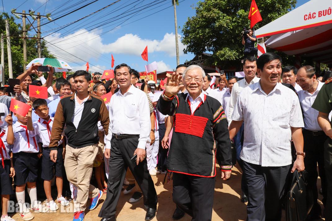 Đồng chi Tổng Bí thư Nguyễn Phú Trọng chia tay đồng bào các dân tộc xã Dur Kmăl.