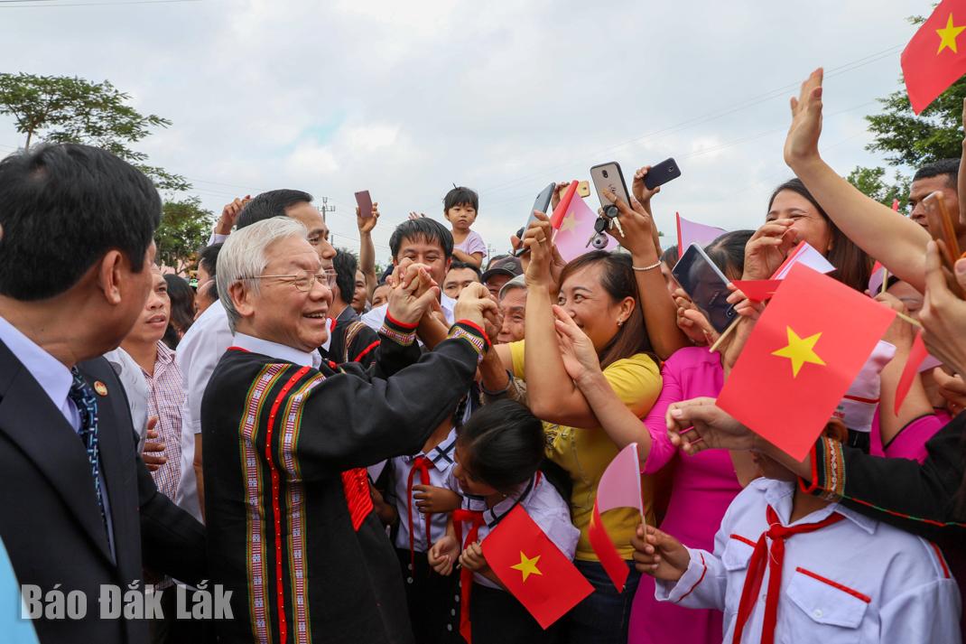  Đồng bào các dân tộc xã Dur Kmăl (huyện Krông Ana) hân hoan chào đón Tổng Bí thư, Chủ tịch nước Nguyễn Phú Trọng. Ảnh: H.Gia