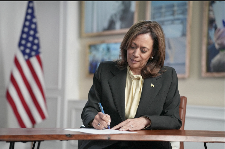 Ngày 26/7, Phó Tổng thống Mỹ Kamala Harris ký vào các mẫu biểu, nộp hồ sơ chính thức cho cuộc chạy đua vào Nhà Trắng năm 2024. Ảnh: Kamala Harris/X