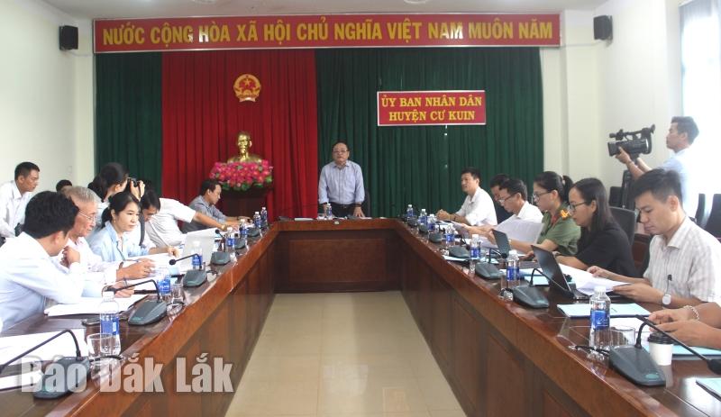 Phó Chánh văn phòng Điều phối nông thôn mới tỉnh Dương Tín Đức phát biểu tại buổi làm việc.