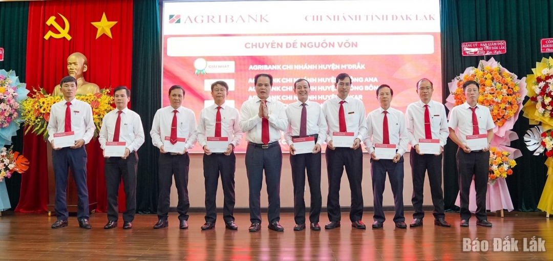 Lãnh đạo Agribank Đắk Lắk trao thưởng cho các đơn vị có thành tích xuất sắc trong công tác huy động vốn. 