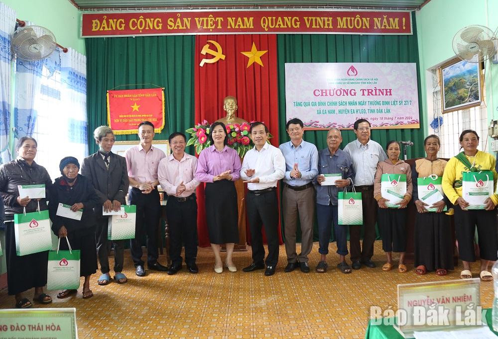 Các phần quà của Công đoàn Ngân hàng chính sách xã hội chi nhánh Đắk Lắk được trao tặn cho gia đình chính sách